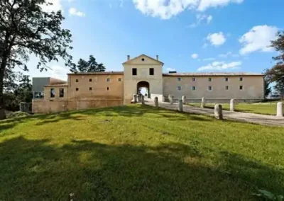 Restructuration du château du Prince Noir en un centre de formation